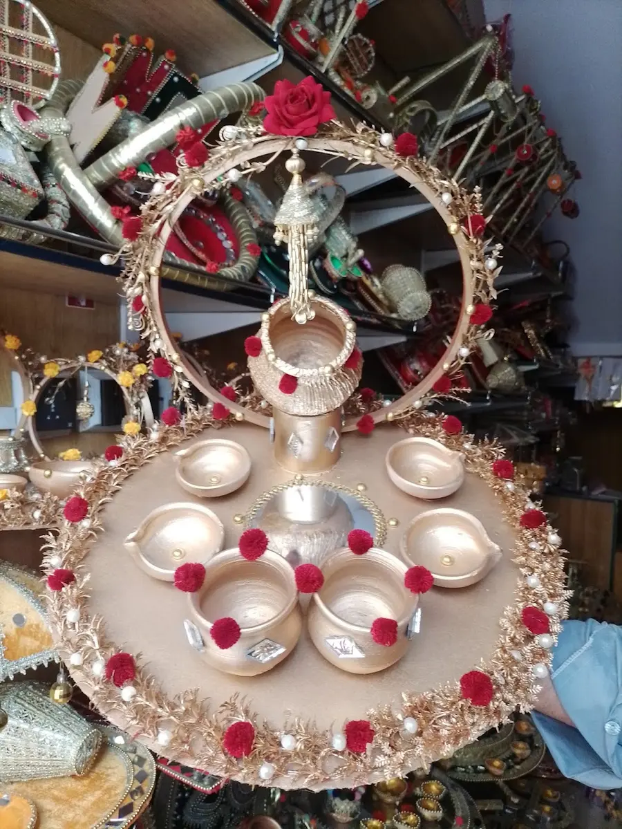 Mehndi thaal with red roses and pearls