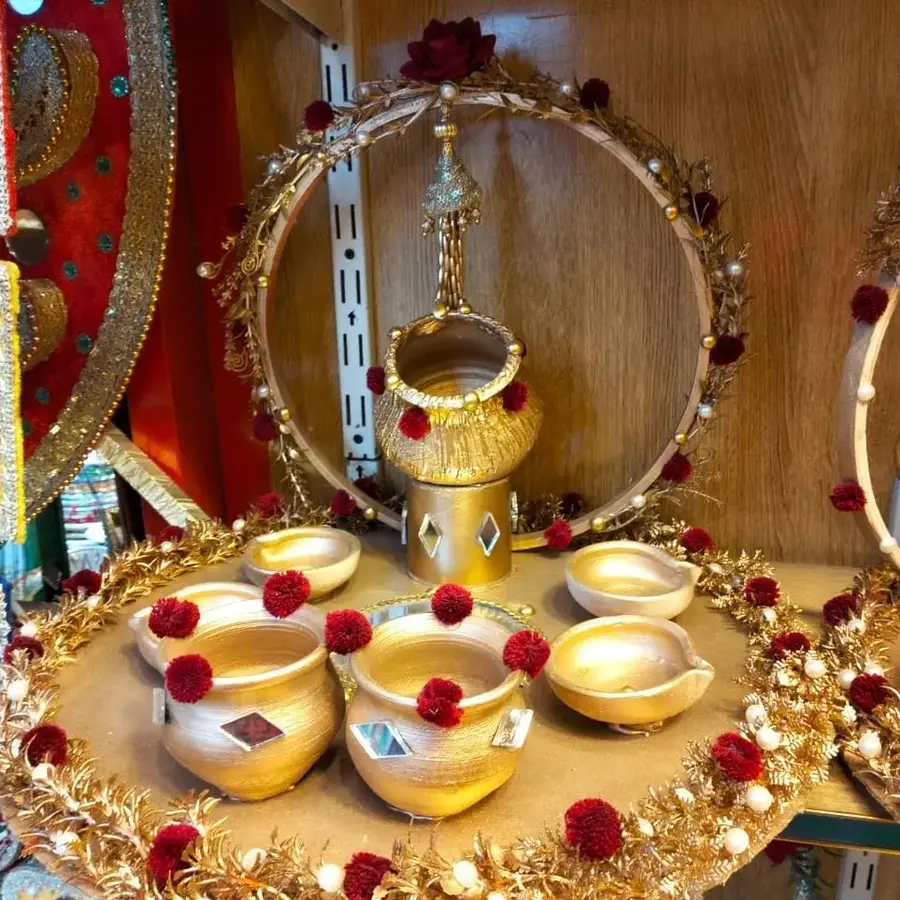 Mehndi thaal with gold katoris and red flowers