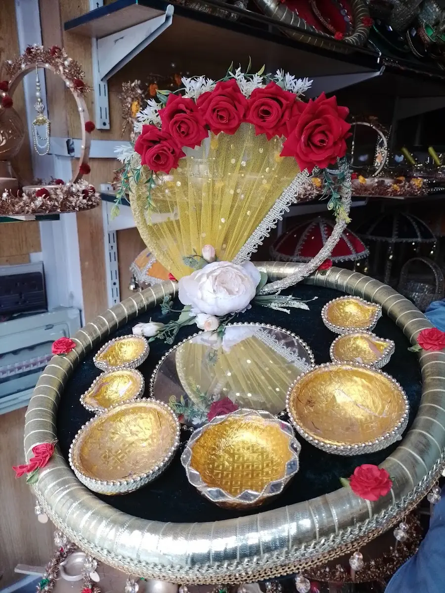 Black and gold mehndi thaal with mirror katoris