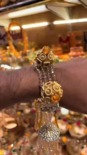 Gold flower bracelet for the mehndi